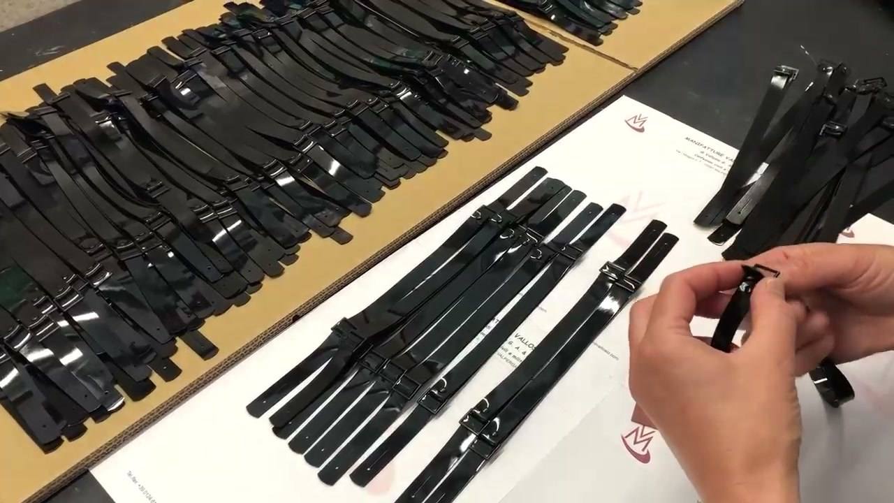 Montaggio a mano della fibbia su un soggolo in vernice nera