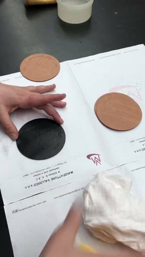 Un sottobicchiere nero viene igienizzato con un panno